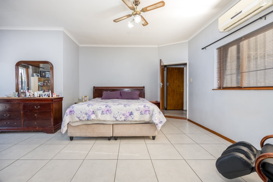6 Bedroom Property for Sale in Vredekloof Western Cape